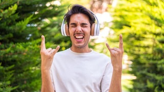 Mann hört Frühlingslieder aus dem Radio