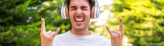 Mann hört Frühlingslieder aus dem Radio