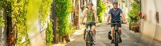 Ein Mann und eine Frau fahren auf den E-Bikes aus dem SWR3 Gewinnspiel der SWR3 E-Bike-Challenge durch SWR3Land und genießen den Frühling.