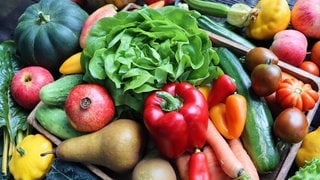 Verschiedenes Obst und Gemüse in einer Kiste. Symbolbild für den Unterschied zwischen Obst und Gemüse.