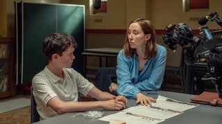 Jamie Miller, gespielt von Owen Cooper, wird in der Netflix-Serie „Adolescence“ verhört. (Foto: Cr. Courtesy Netflix) Jamie Miller, gespielt von Owen Cooper, wird in der Netflix-Serie „Adolescence“ verhört.