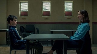 Szenenbild zur Serien-Kritik „Adolescence“: Es geht um den Jungen (links im Bild), der unter Verdacht steht, seine Mitschülerin umgebracht zu haben, weshalb er bei der Polizei vernommen wird