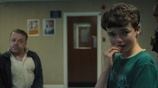 Jamie Miller kaut ängstlich an seinen Fingernägeln. Szenenbild der Netflix-Serie „Adolescence“. (Foto: Cr. Courtesy Netflix) Jamie Miller kaut ängstlich an seinen Fingernägeln. Szenenbild der Netflix-Serie „Adolescence“.
