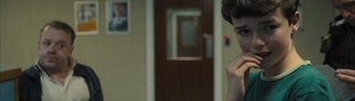 Jamie Miller kaut ängstlich an seinen Fingernägeln. Szenenbild der Netflix-Serie „Adolescence“.