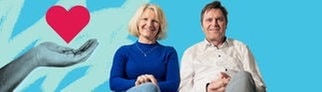 Karin und Matthias sitzen nebeneinander vor blauem Hintergrund. Karin hat Matthias eine Niere gespendet, weshalb die grafische Hand symbolisch ein Herz für die Organspende daneben zeigt