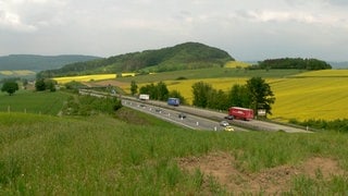 Bierberg aus Süden mit der Bundesautobahn 7 gesehen (Foto: Foto: Axel Hindemith // Wikipedia // CC BY-SA 3.0) Bierberg aus Süden mit der Bundesautobahn 7 gesehen