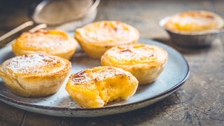 Pastel de nata – ein typisch portugisisches Dessertgericht (Foto: dpa Bildfunk, picture alliance / Zoonar | Ingrid Balabanova) Pastel de nata – ein typisch portugisisches Dessertgericht