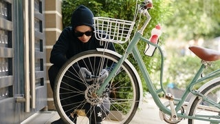 Ein Maskierter Mann klaut ein Fahrrad. Darf man ein geklautes Fahrrad einfach zurückklauen?