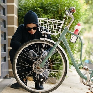 Ein Maskierter Mann klaut ein Fahrrad. Darf man ein geklautes Fahrrad einfach zurückklauen?