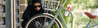 Ein Maskierter Mann klaut ein Fahrrad. Darf man ein geklautes Fahrrad einfach zurückklauen?