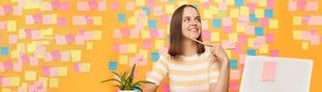 Junge Frau, in Gedanken versunken. Welchen Wunsch hat sie für ihren Beruf?