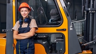 Frau fährt in ihrem Job Gabelstabler und hat Wünsche für ihren Beruf