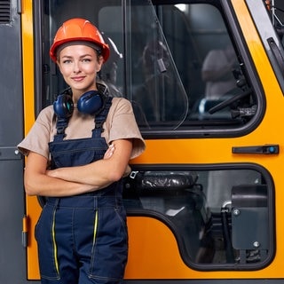 Frau fährt in ihrem Job Gabelstabler und hat Wünsche für ihren Beruf