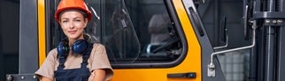 Frau fährt in ihrem Job Gabelstabler und hat Wünsche für ihren Beruf