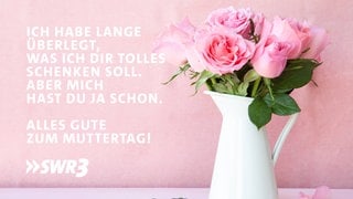 Lustige und schöne Whatsapp-Sprüche für Mama zum Muttertag. Auf Tafeln mit Blumen.