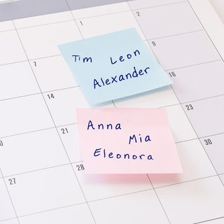 Geburtskalender und die Frage nach dem Namen des Kindes. 