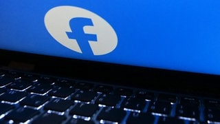 Das Logo von Facebook auf einem fast zugeklapptem Laptop. Verbraucherschützer haben eine Sammelklage gestartet.