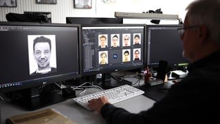 Auf dem einen Bildschirm ist ein Phantombild von SWR3 Moderator Kemal Goga zu sehen. Daneben weitere Gesichter, die Phantombildzeichner Rainer Wortmann in seinem PC-Programm nutzen kann. (Foto: SWR) Auf dem einen Bildschirm ist ein Phantombild von SWR3 Moderator Kemal Goga zu sehen. Daneben weitere Gesichter, die Phantombildzeichner Rainer Wortmann in seinem PC-Programm nutzen kann.