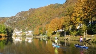 Stand-Up-Paddler auf der Lahn. In Baden-Württemberg und Rheinland Pfalz gibt es wunderschöne Stand-Up-Paddle Routen. Stiftung Warentest hat 10 SUP-Boards getestet (Foto: SUPscout.de) Stand-Up-Paddler auf der Lahn. In Baden-Württemberg und Rheinland Pfalz gibt es wunderschöne Stand-Up-Paddle Routen. Stiftung Warentest hat 10 SUP-Boards getestet