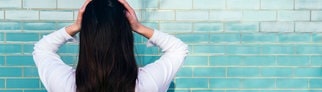 Eine Frau hält sich vermutlich wegen lauter Kirchenglocken die Ohren zu. Ist das Ruhestörung?
