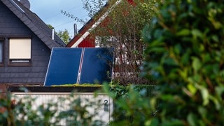 Auch auf Garagendächern oder Carports lassen sich die Balkonkraftwerke installieren. Das ist der Testsieger von Stiftung Warentest. (Foto: IMAGO, IMAGO / Robert Poorten) Auch auf Garagendächern oder Carports lassen sich die Balkonkraftwerke installieren. Das ist der Testsieger von Stiftung Warentest.