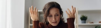 Symbolbild einer Frau die verzweifelt vor einem Mietvertrag sitzt.