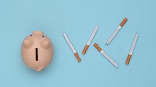 SWR3 Rauchfrei Rechner: Zigaretten kosten Geld. Ein Sparschwein mit Zigaretten.