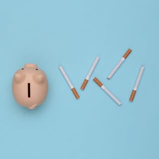 SWR3 Rauchfrei Rechner: Zigaretten kosten Geld. Ein Sparschwein mit Zigaretten.