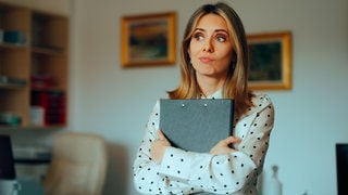 Reicht ein Zettel als Testament? Eine Frau grübelt über ihr Testament.