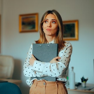 Reicht ein Zettel als Testament? Eine Frau grübelt über ihr Testament.