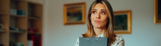 Reicht ein Zettel als Testament? Eine Frau grübelt über ihr Testament.