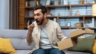 Ein Mann ärgert sich über den kauf bei einm Fake Shop. So erkennst du sie!