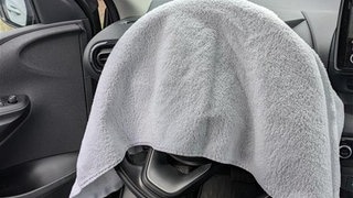 Sonnenschutz gegen Hitze im Auto: ein mit Handtuch abgedecktes Lenkrad. (Foto: SWR) Sonnenschutz gegen Hitze im Auto: ein mit Handtuch abgedecktes Lenkrad.
