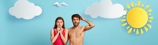 Ein Mann und eine Frau am Strand fragen sich: Was tun bei Sonnenbrand? 3 Tipps zur Behandlung.