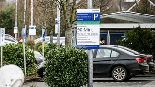 Ein Schild auf einem Supermarktparkplatz weist auf die Parksituation hin. 