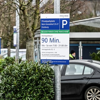 Ein Schild auf einem Supermarktparkplatz weist auf die Parksituation hin. 