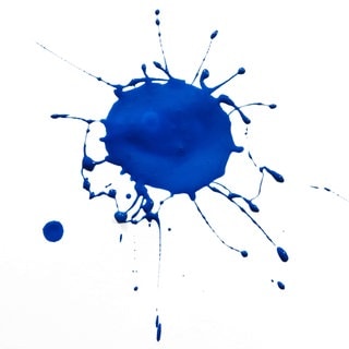 Blauer Farbfleck. Symbolbild für Artikel zu blauen Flecken, die ohne Grund auftreten. Zu deren Ursachen und Möglichkeiten zur Behandlung.