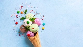 Eis in der Waffel, das aus einer guten Eisdiele mit positiver Bewertung stammt