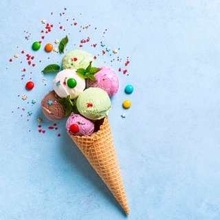Eis in der Waffel, das aus einer guten Eisdiele mit positiver Bewertung stammt