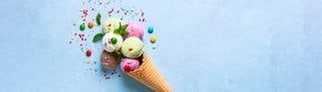 Eis in der Waffel, das aus einer guten Eisdiele mit positiver Bewertung stammt