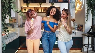 Drei Frauen in einer Eisdiele mit Eis in der Hand. Sehr glücklich, da sie die Tipps für eine leckere Eisdiele kennen.