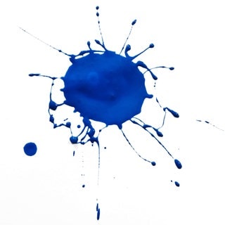 Blauer Farbfleck. Symbolbild für Artikel zu blauen Flecken, die ohne Grund auftreten. Zu deren Ursachen und Möglichkeiten zur Behandlung.