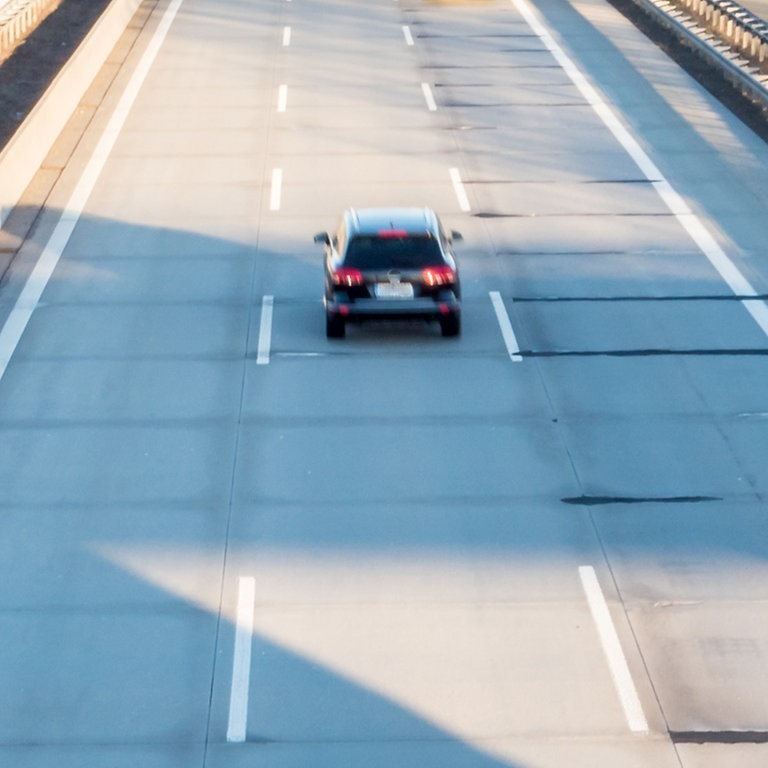 Auto auf der Mittelspur der Autobahn  (Foto: Animaflora PicsStock)