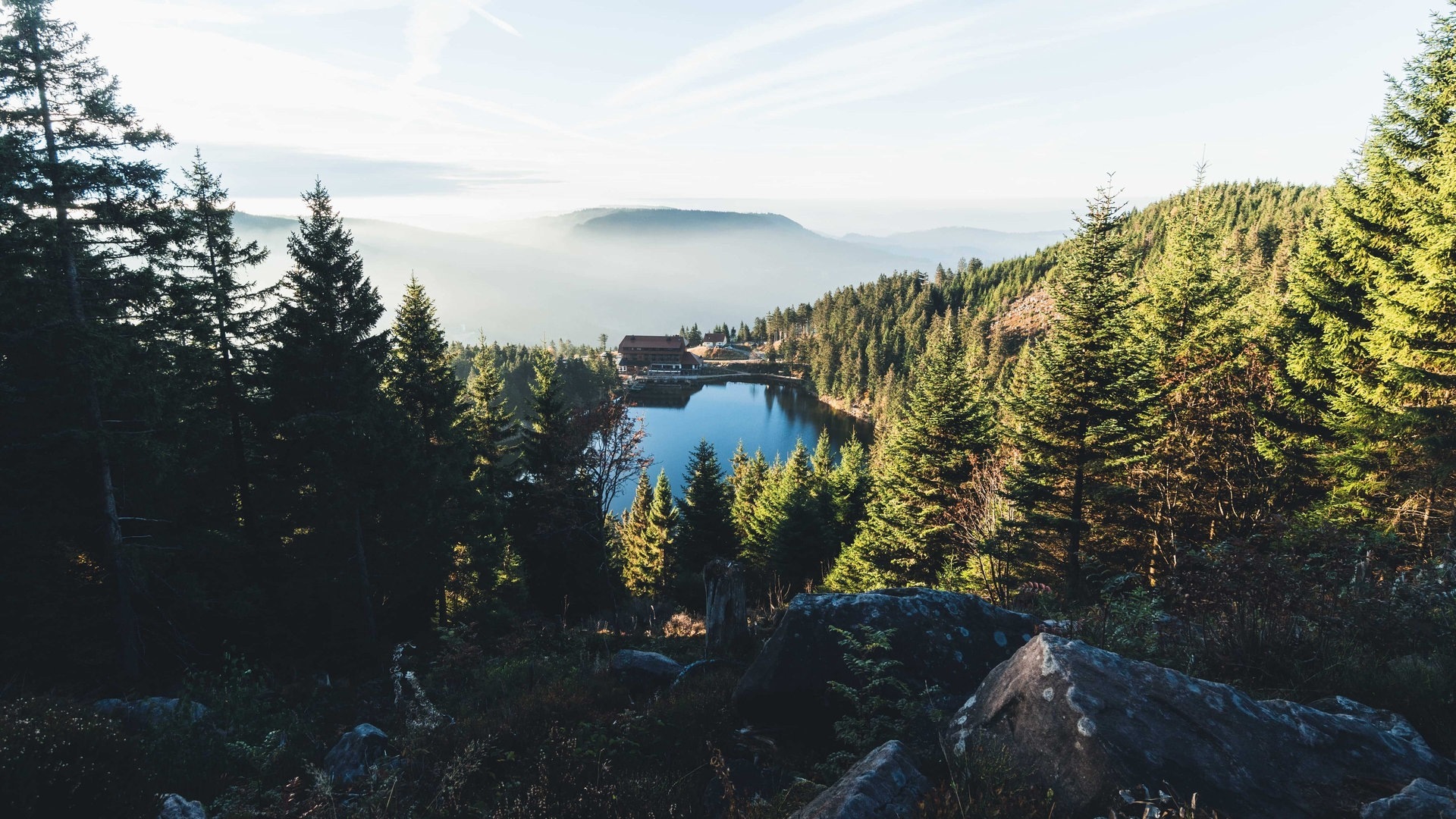 Foto: Adobe Stock/ Marian Wald und Berge am Mummelsee im Schwarzwald (Foto: Adobe Stock/ Marian)