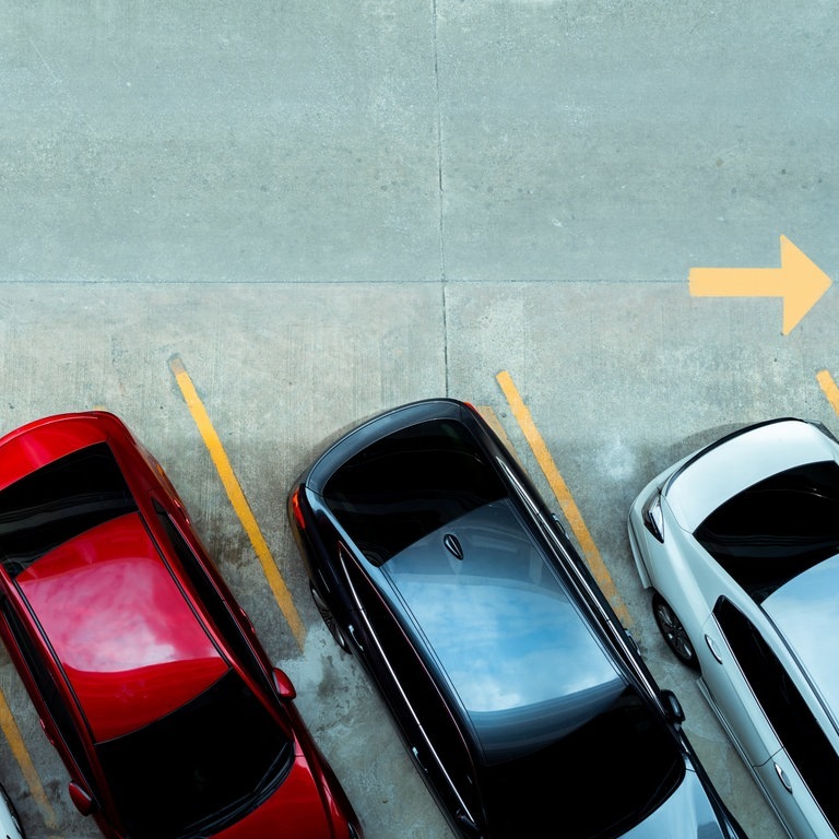 Autos auf Parkplatz (Foto: IMAGO, Panthermedia)