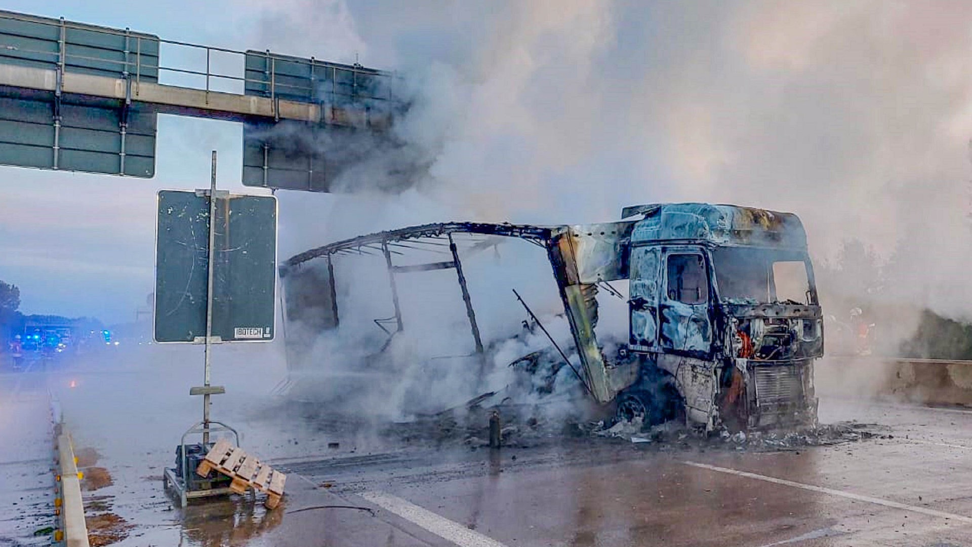 Ein ausgebrannter Lkw steht auf der A5. (Foto: picture-alliance / Reportdienste, picture alliance/dpa/EinsatzReport24 | -)