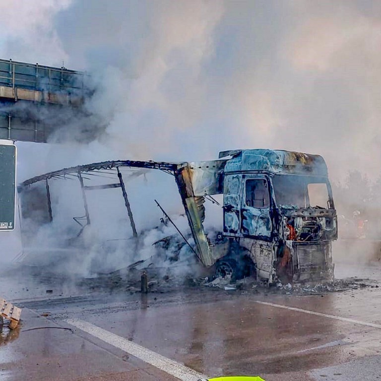 Ein ausgebrannter Lkw steht auf der A5. (Foto: picture-alliance / Reportdienste, picture alliance/dpa/EinsatzReport24 | -)