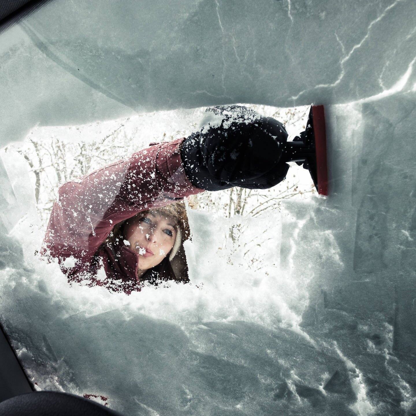 Eiskratzen beim Auto – so werden vereiste Scheiben am besten frei