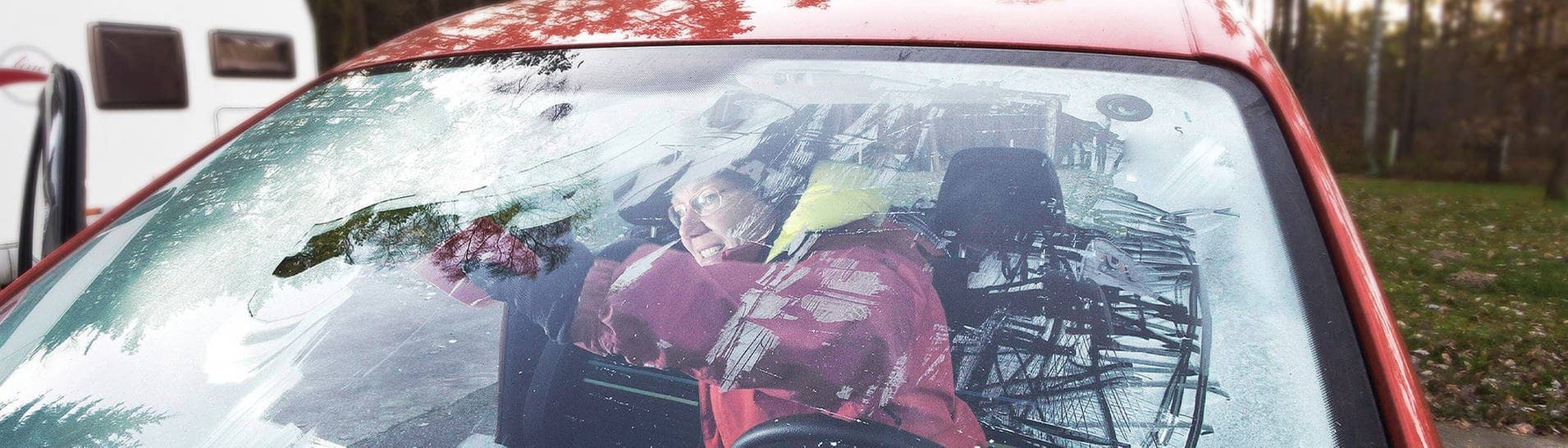 Die Innenscheibe im Auto ist gefroren und vereist. Eine Frau, dick eingepackt in Winterklamitten, kratzt die Scheibe von innen frei. (Foto: IMAGO, IMAGO / teamwork)