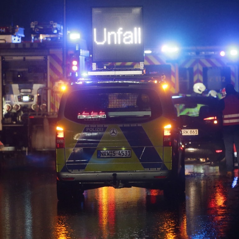 Die Polizei arbeitet an einer Unfallstelle (Symbolbild) (Foto: dpa Bildfunk, picture alliance/dpa | David Young)